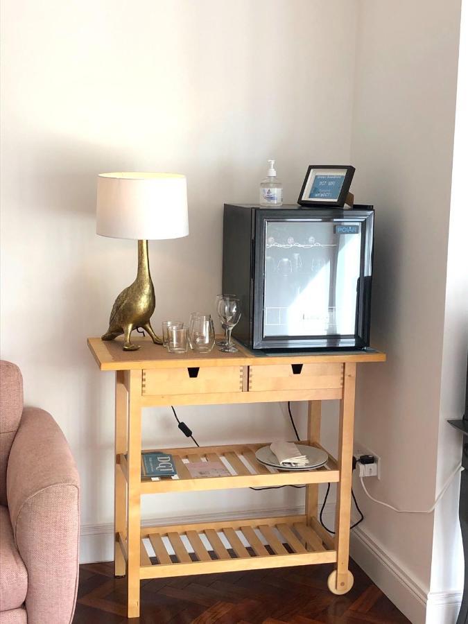 Bed and Breakfast Dingle Garden Townhouse Exteriér fotografie A mini-fridge in a hotel room