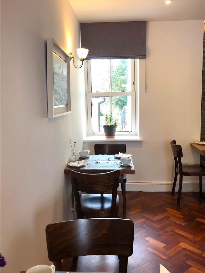 Bed and Breakfast Dingle Garden Townhouse Exteriér fotografie A table at the restaurant