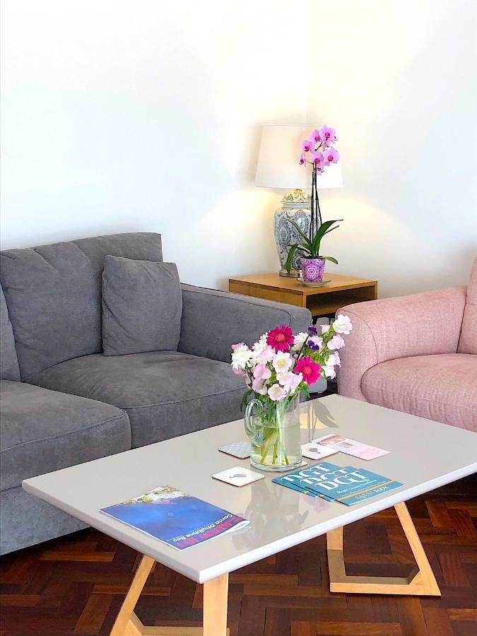Bed and Breakfast Dingle Garden Townhouse Exteriér fotografie A living room with a coffee table