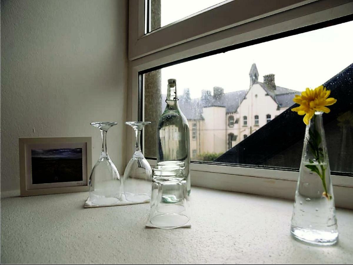 Bed and Breakfast Dingle Garden Townhouse Exteriér fotografie A windowsill